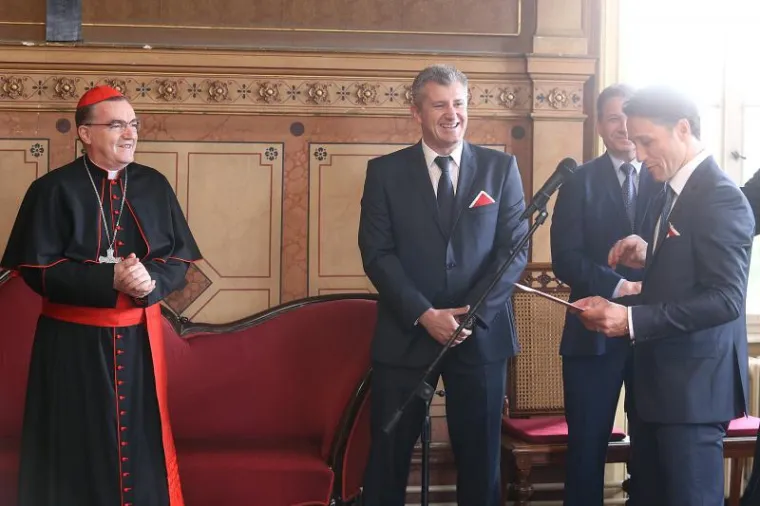 Niko Kovač s dečkima na Kaptolu, Bozaniću poklonili dres