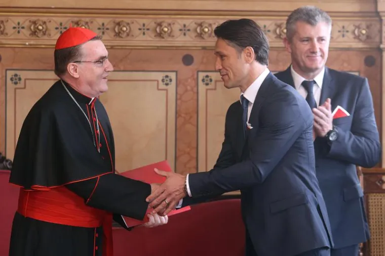 Niko Kovač s dečkima na Kaptolu, Bozaniću poklonili dres