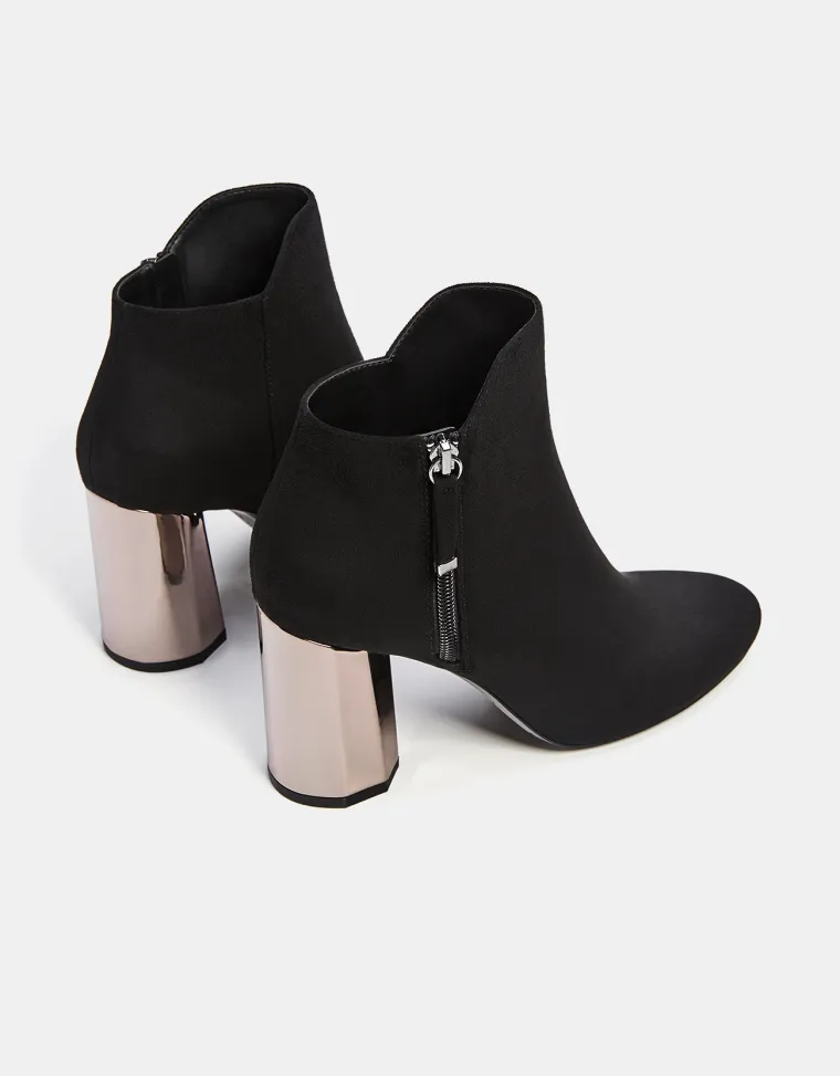Crne gležnjače na metaliziranu petu, Bershka, 229,90 kuna