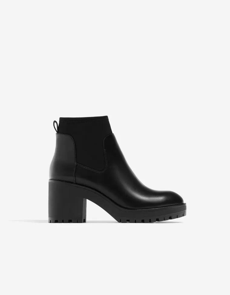 Crne glomazne gležnjače, Stradivarius, 249,90 kuna