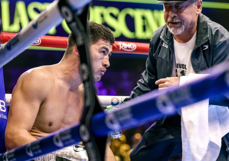 Dmitrij Bivol u svom kutu kao pit bull. 