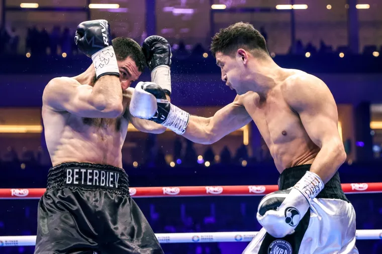 Dmitrij Bivol i Artur Beterbiev jedan na drugog. 