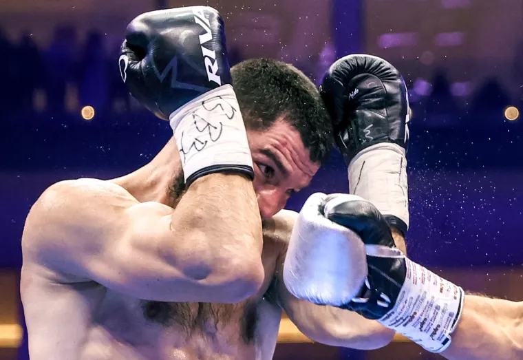 Bivol je pustio Beterbijeva da se ispuše, ali branio se dobro i pritom napadao. Kako je meč išao svom kraju, Beterbiev je bio sve umorniji, sve je manje udaraca bacao, a Bivol je pojačavao tempo i broj bačenih udaraca. Samo ga je čekao. 