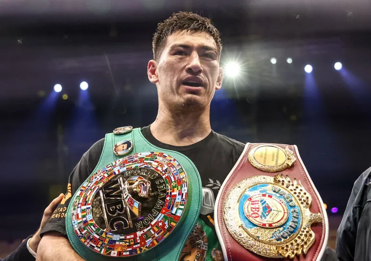 Dmitrij Bivol s pojasevima prvaka. 