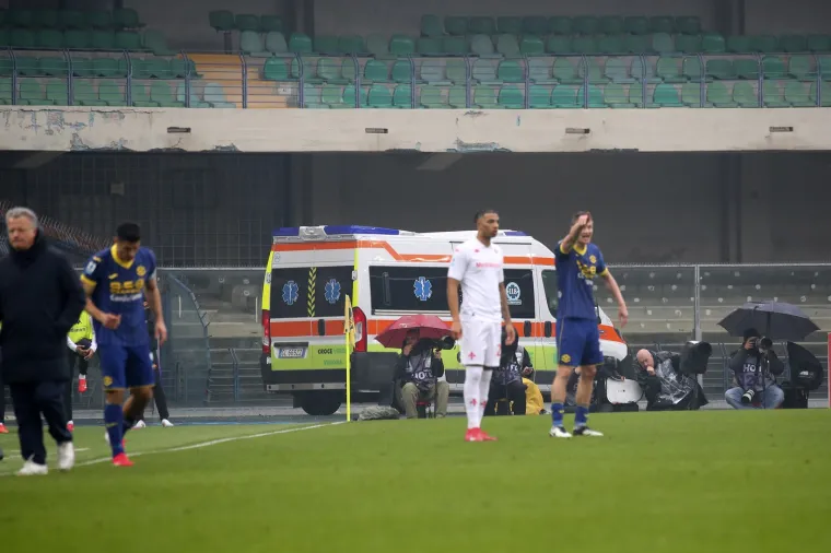 Moise Kean u kolima Hitne pomoći. Hitna pomoć u trenutku odlaska sa stadiona. 