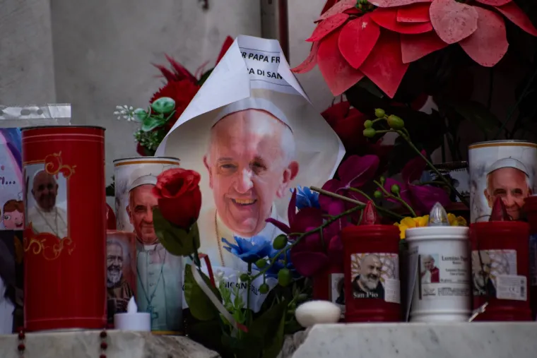 Tisuće vjernika okupile se u Vatikanu kako bi se pomolile za papu Franju