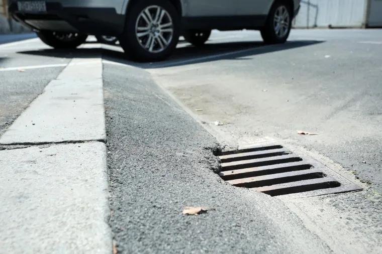 Pitanje je hoće li grad sanirati šahtove u Haulikovoj ulici i kada. Osim toga, pitanje je i koliko će sve to koštati građane, od kojih dio ionako sam sanira ranije štete od poplava i potresa, ne očekujući pomoć grada i države. Foto: Emica Elveđi/PIXSELL