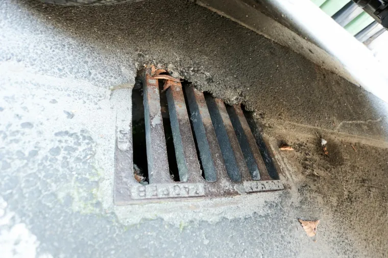 Fotoreporteri Pixsella su nedugo nakon poplava obišli grad i fotografirali šahtove iz kojih rastu stabla ili su zatrpani smećem. Nadležni su obećali provjeriti stanje s gradskim kanalizacijskim sustavom te između ostalog najavili i skeniranje cijevi kako bi se utvrdilo jesu li one oštećene ili pomaknute tijekom potresa koji je zadesio grad 22. ožujka. Foto: Emica Elveđi/PIXSELL
