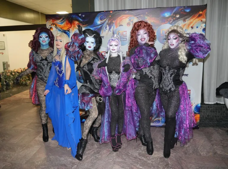 Posebnu pozornost privukle su &quot;Harem Girls&quot;, takozvane drag-kraljice. 