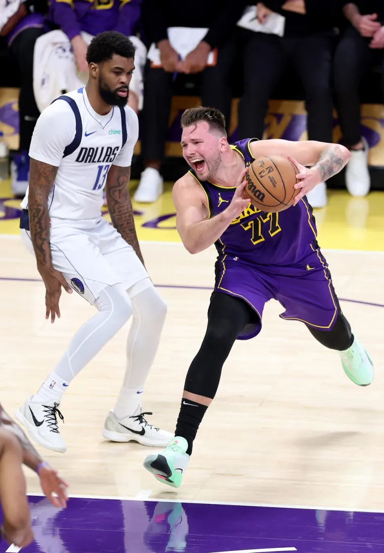 Luka Dončić u emotivnom prodoru. 