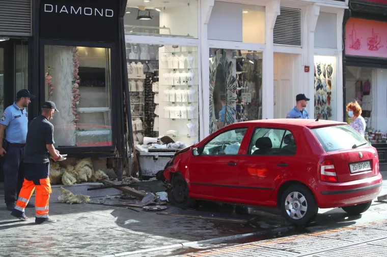 Policija za RTL o nesreći u Ilici, auto završio u izlogu: Jedna osoba je ozlijeđena i prevezena u Vinogradsku bolnicu