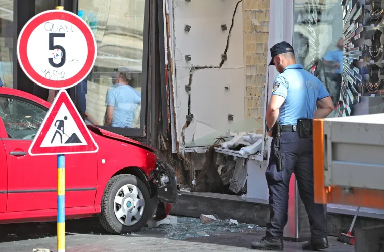 Policija za RTL o nesreći u Ilici, auto završio u izlogu: Jedna osoba je ozlijeđena i prevezena u Vinogradsku bolnicu
