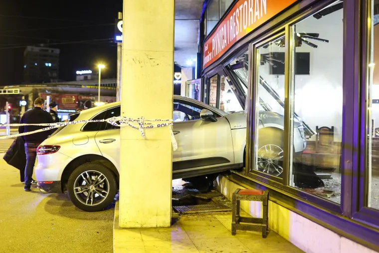 Krš i lom usred Zagreba: Porsche uletio u izlog poznatog restorana!