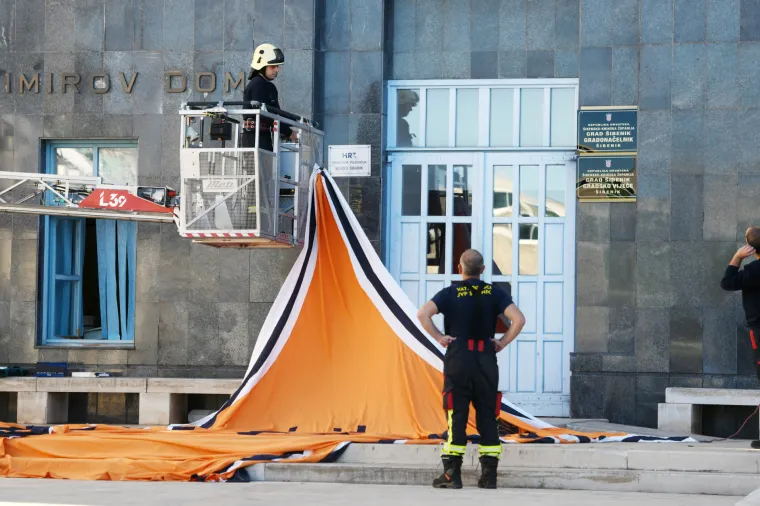 Na zgradu gradske uprave u Šibeniku postavljen veliki dres Dražena Petrovića: Evo koji je razlog