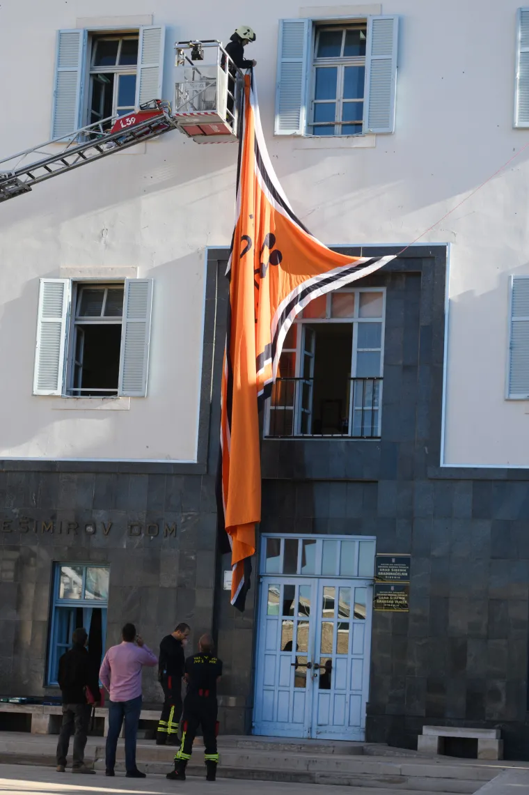Na zgradu gradske uprave u Šibeniku postavljen veliki dres Dražena Petrovića: Evo koji je razlog