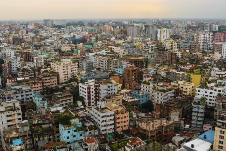 Predviđa se da će u Dhaki, glavnom gradu Bangladeša, stanovati 54,3 milijuna ljudi. 