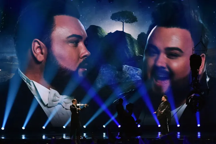 Houdek se na svom prvom nastupu na Eurosongu plasirao u finale i osvojio 13. mjesto čime je prekinuo niz loših rezultata hrvatskih predstavnika prethodnih godina. Predstavio se na sceni kao &quot;podvojena ličnost&quot; jer kad bi se okrenuo na jednu stranu tijela, pjevao je na talijanskom, a kad bi se okrenuo na drugu stranu pjesmu je izvodio na engleskom jeziku. 