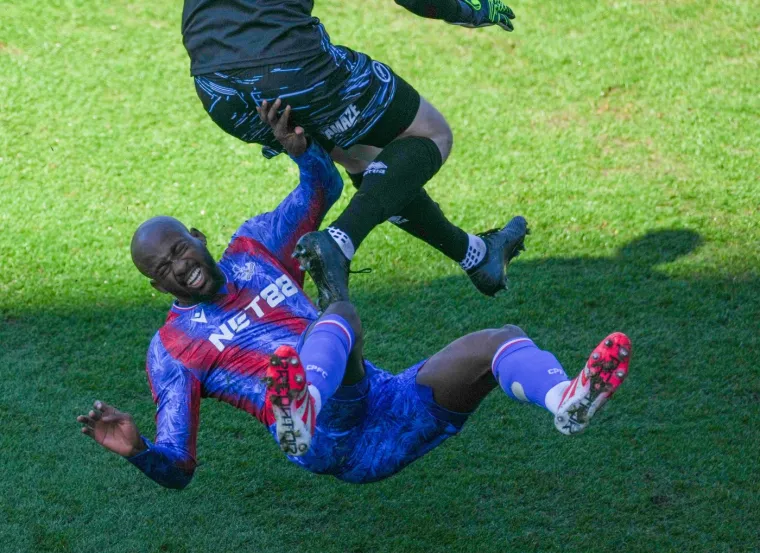 Golman nogom brutalno udario igrača u glavu, navijači vikali: 'Pustite ga da umire'