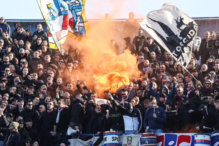 Torcida je u svom elementu navijala za svoj klub, sve je prošlo bez većih izgreda.