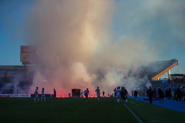 Pravi pirotehnički show je unesen na gostujuću tribinu gdje se moglo čuti i nekoliko topovskih udara