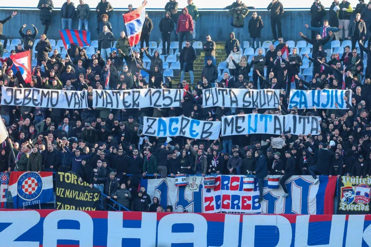 U posebnoj poruci vezanoj za toliko spominjane i sporne 1254 ulaznice, Torcida je ispisala i skrivenu poruku označenu plavim slovima