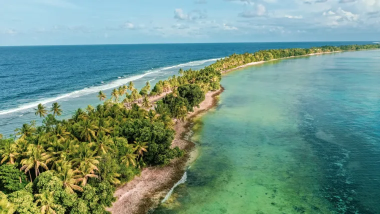 12. Tuvalu: Ova otočna država u Tihom oceanu južno od Kiribatija i sjeverno od Fidžija opstala je zahvaljujući prodaji prava na svoju internetsku domenu &quot;tv&quot;, koja je globalno popularna zbog televizijskih postaja. Za nju su dobili čak 50 milijuna dolara.