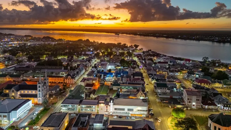 13. Surinam: Iako se nalazi u Južnoj Americi, u Surinamu se ne govori ni španjolski ni portugalski, naime službeni jezik je nizozemski.