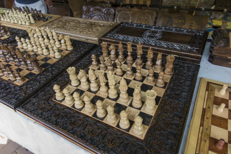 18. Armenija: U Armeniji je šah toliko važan da je obavezni predmet u osnovnim i srednjim školama, gdje se djeca od malih nogu uče strategiji, koncentraciji i mentalnoj izdržljivosti, s ciljem da razviju vještine koje će im koristiti u životu i obrazovanju.