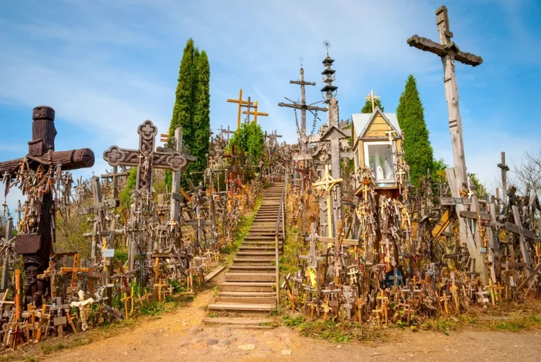 25. Litva: Ova zemlja skriva jedno od najjezivijih mjesta na svijetu – Brdo križeva. Ovdje je postavljeno više od 100.000 križeva, što ga čini jednim od najneobičnijih hodočasničkih mjesta na planeti.
