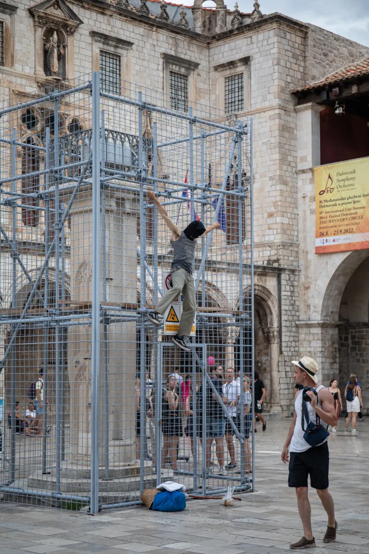 Pogledajte 'performans' nepoznatog muškarca u Dubrovniku. Pola sata stajao na ogradi Orlandovog stupa