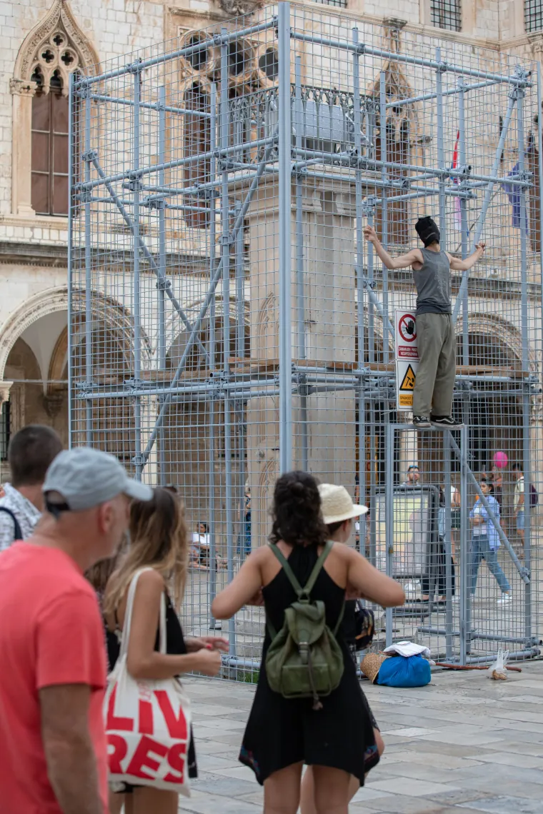 Pogledajte 'performans' nepoznatog muškarca u Dubrovniku. Pola sata stajao na ogradi Orlandovog stupa