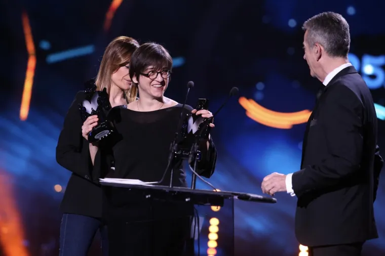 MIA DIMŠIĆ SJALA U RUŽIČASTOJ HALJINI: Mlada pjevačica napunila ruke kipićima uoči 25. dodjele Porina