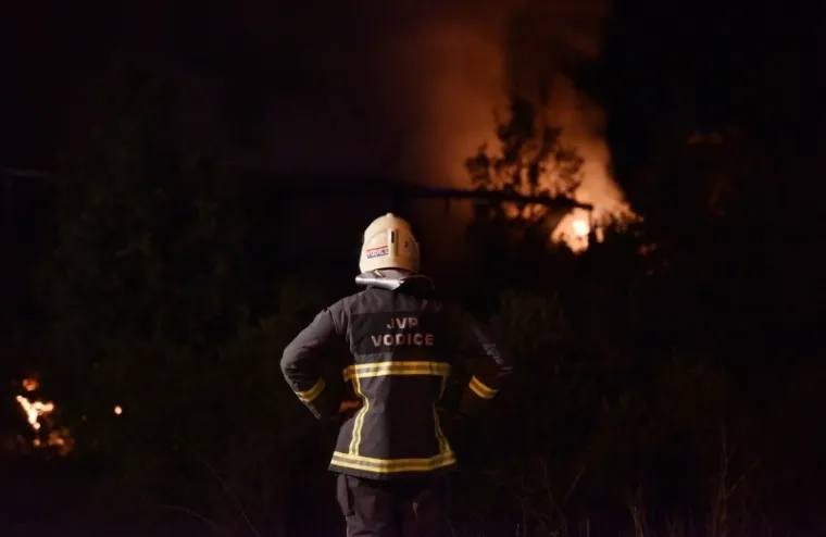 STRAVIČNI PRIZORI KOD PIROVCA: Kamion nestao u plamenu, u njemu poginuo vozač