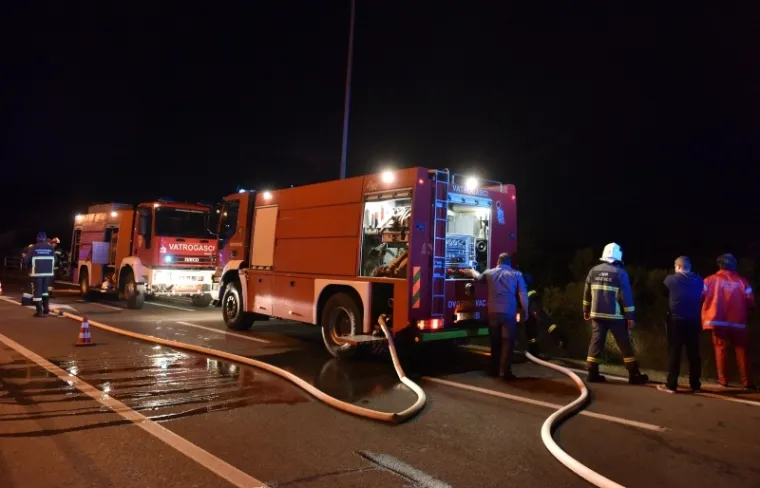 STRAVIČNI PRIZORI KOD PIROVCA: Kamion nestao u plamenu, u njemu poginuo vozač