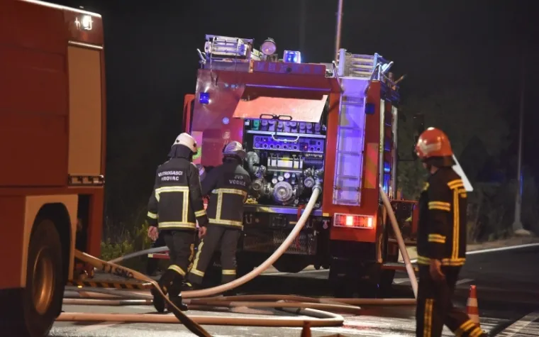 STRAVIČNI PRIZORI KOD PIROVCA: Kamion nestao u plamenu, u njemu poginuo vozač