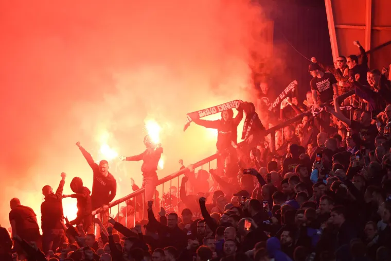 Šal &apos;Ja volim samo Dinamo&apos; u prvom planu objektiva fotografa.