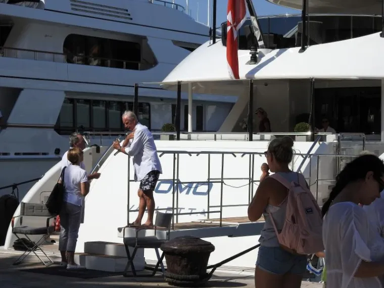 UŽIVAJU NA HVARU: Milijunaš s 36 godina mlađom suprugom Bosankom plovi hrvatskom obalom na megajahti