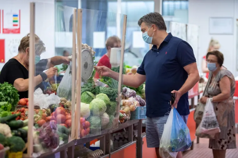 PLENKOVIĆ OPUŠTENO ŠOPINGIRA OPATIJOM: Ujutro otišao na tržnicu, a svratio i do ljekarne