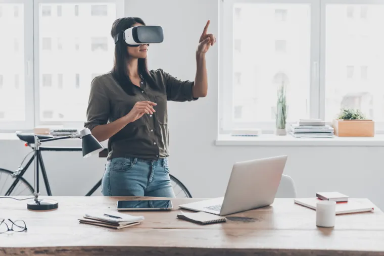 15. Virtualna stvarnost - U romanu &quot;Gospodar svijeta&quot; iz 1904. godine, Verne je opisao simulator virtualne stvarnosti za iskustvo leta. Iako se taj njegov prikaz može činiti rudimentarnim u usporedbi s modernom tehnologijom virtualne stvarnosti, on je postavio temelje za koncept impresivnih digitalnih iskustava koja će kasnije postati stvarnost.
