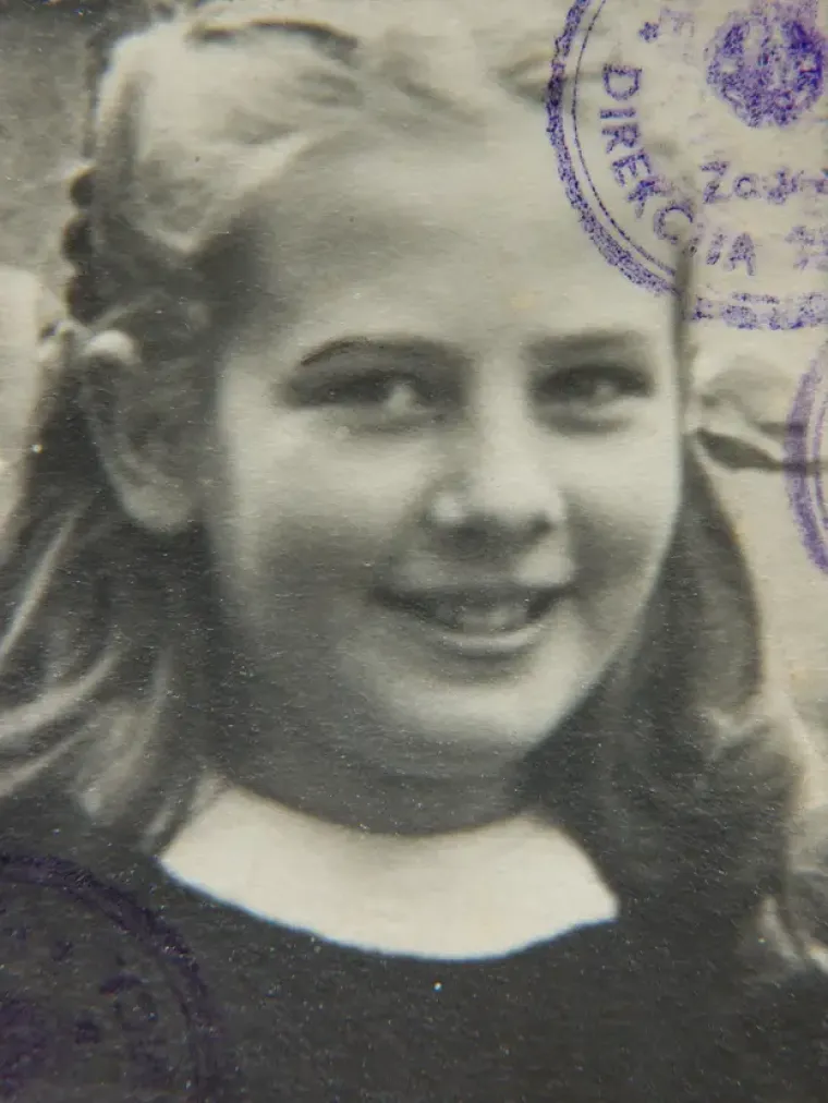 Studirala je romanistiku i germanistiku na Filozofskom fakultetu u Zagrebu, što joj je kasnije pomoglo u profesionalnoj karijeri.

