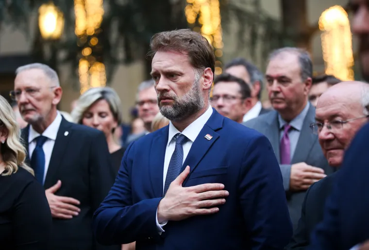Prepoznajete li ovog muškarca? Danas ima bujnu kosu i bradu i prijeti mu robija