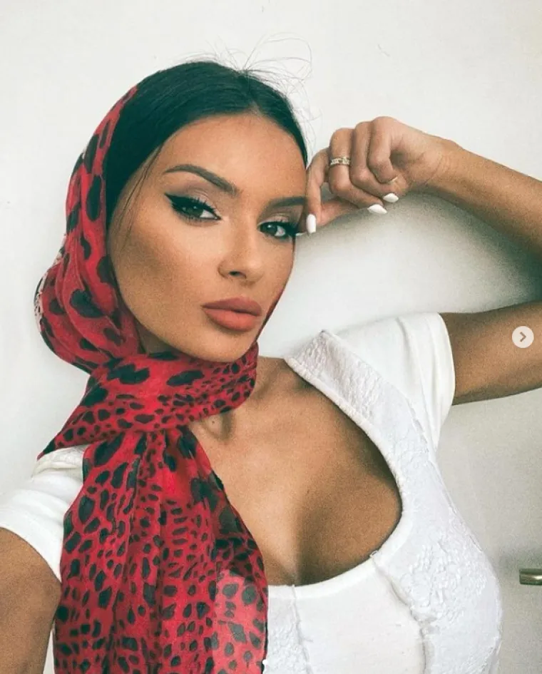 Prije veze s Kastratijem, Anđela je ljubila slavnog nogometaša Maria Balotellija, a u javnosti je čak izašla snimka na kojoj ona plače dok njezin tadašnji dečko nezainteresirano igra PlayStation, što je Kastratiju, pisali su mediji, stvorilo određene poteškoće u vezi. 