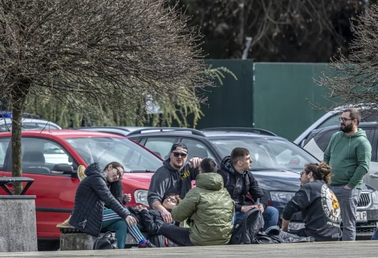 Zgodne dame uživale u šetnji, a usamljeni muškarac tužnog pogleda dirnuo prolaznike