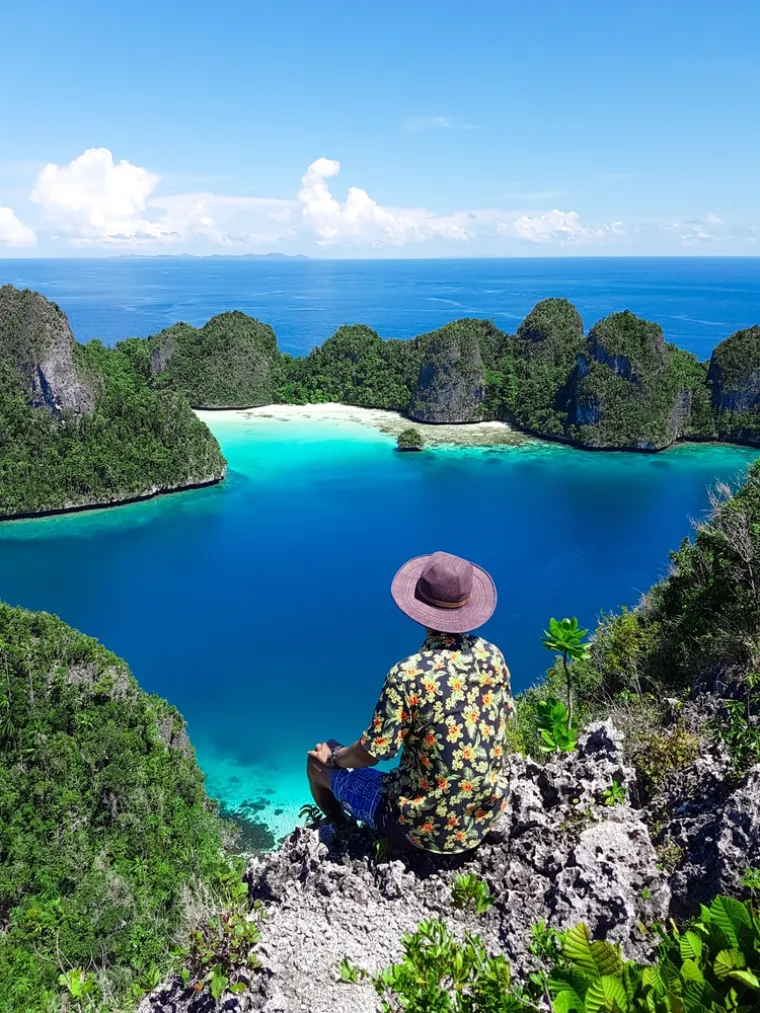 14. Wayag (Indonezija) - Nalazi se u indonezijskom arhipelagu Raja Ampat te očarava posjetitelje živopisnim koraljnim grebenima i morskom bioraznolikošću. Posjetitelji mogu veslati kroz predivne tirkizne lagune, a u podvodnim pustolovinama mogu vidjeti raže mante i čarobna morska stvorenja u živopisnim nijansama.