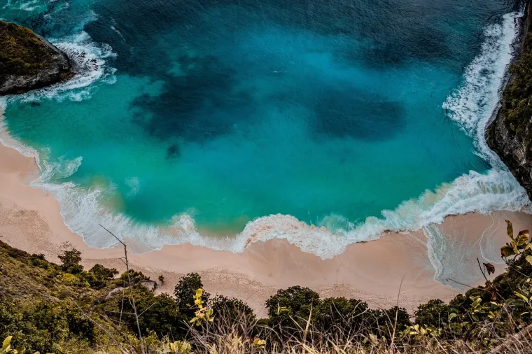 18. Harbour Island (Bahami) - Poznat je po svojoj plaži Pink Sands, jer kako samo ime govori, ima ružičasti pijesak koji je posebno predivan pri izlasku sunca. Otok obiluje restoranima, prekrasnim plažama i opuštenom, luksuznom atmosferom koja je savršena za one koji su na medenom mjesecu.