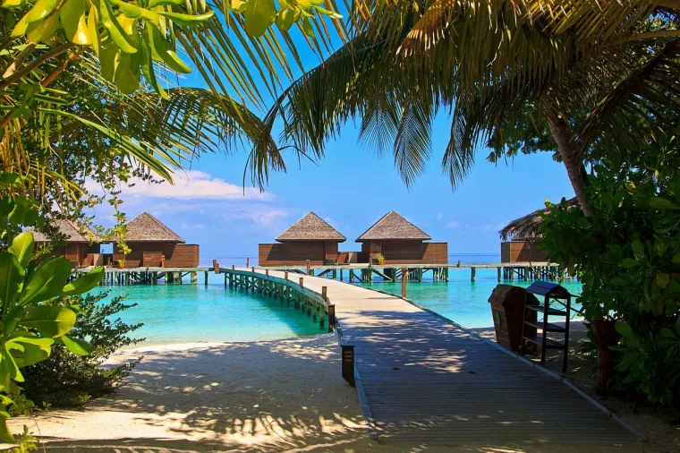 20. Maldivi - Rijetko koja osoba nije čula za luksuzna odmarališta na Maldivima. Tu možete ići u obilazak tradicionalnim ribarskim brodom, dhoni, koji će vas odvesti između nenaseljenih otoka, gdje možete roniti oko netaknutih grebena te iskusiti živahni morski život ovog raja.