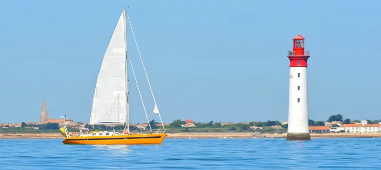 21. Île de Ré (Francuska) - Ovaj otok nalazi se u blizini francuskog grada La Rochelle te spaja kulinarske užitke s biciklističkim avanturama. Kamenice i lokalna vina obogaćuju taj doživljaj, dok slikoviti obalni putevi vode do šarmantnih sela i restorana koji služe hranu po principu &quot;od farme do stola&quot;.