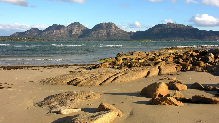22. Tasmanija (Australija) - Ovaj otok smješten je južno od australskog kopna te je raj za sve ljubitelje tartufa, morskih puževa i vrhunskih vina. Putnici mogu istraživati ​​živopisnu unutrašnjost i zaljeve te se počastiti lokalnim specijalitetima u vrhunskim restoranima u gradu Hobartu.