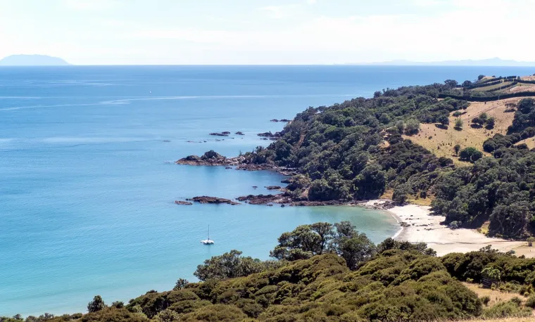 25. Otok Waiheke (Novi Zeland) - Ovaj otok nudi utočište za ljubitelje vina, jer sadrži 30 vinograda koji proizvode elegantne sorte Syrah i Chardonnay. Tu možete uživati u gurmanskim kombinacijama, predivnim vidicima i mirnoj atmosferi.