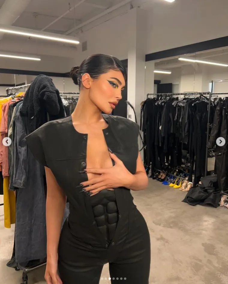 Što je ovo? Kylie Jenner kao da snima 18+ film! U nikad vrelijem izdanju izvija se na krevetu i izaziva grešne misli